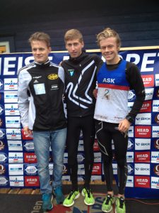Juniorklassen. Vinneren Kristian Tjørnhom, Kristiansand i midten, flankeres av Magnus H. Pettersen, og Casper Stornes. 