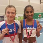 To av landets raskeste jenter. Leah Indrebø (t.v.) i 13-årsklassen, og Katrine Ingvaldsen i 14-årsklassen.