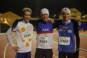 De tre beste på 5 km. Casper Stornes flankeres av Erlend Sørtveit, Eikanger (t.v.), og Stian Aarvik, Gneist. Foto: Arne Dag Myking. 