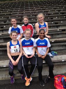 Bak: Sasha (14), Maria (15) og Pernille (14). Foran Gina, Kristine og Katrine (14), alle med flotte perser på 60m.