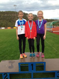 Astrid Kolstad Silseth vant 60 m kl. 11 år. Anna Økland Guldberg (t.v.), Pernille Hvambsal Sagevik 