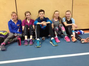 Ole Lyngbø i midten koser seg blandt jentene Maren, Martine, Leah og Kristine etter en solid trening i Leikvanghallen