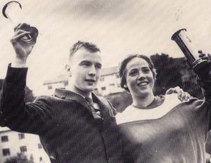 Martin og Oddrun Hokland med kongepokalene i 1961