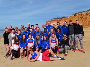 En svært fornøyd og treningsvillig Ask gruppe samlet på stranden på Alfamar i Portugal.
